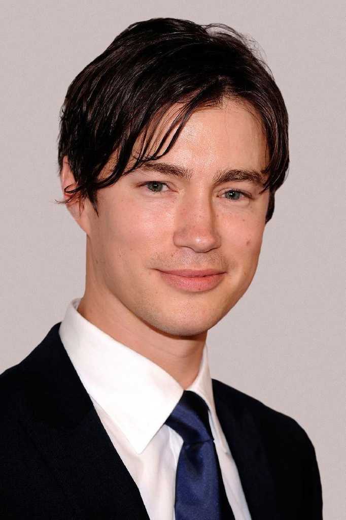 How tall is Tom Wisdom?